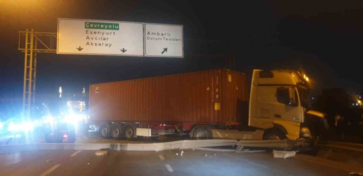 BEYLİKDÜZÜ’NDE KONTROLDEN ÇIKAN TIR ORTALIĞI BİRBİRİNE KATTI: 1 ÖLÜ, 2 YARALI