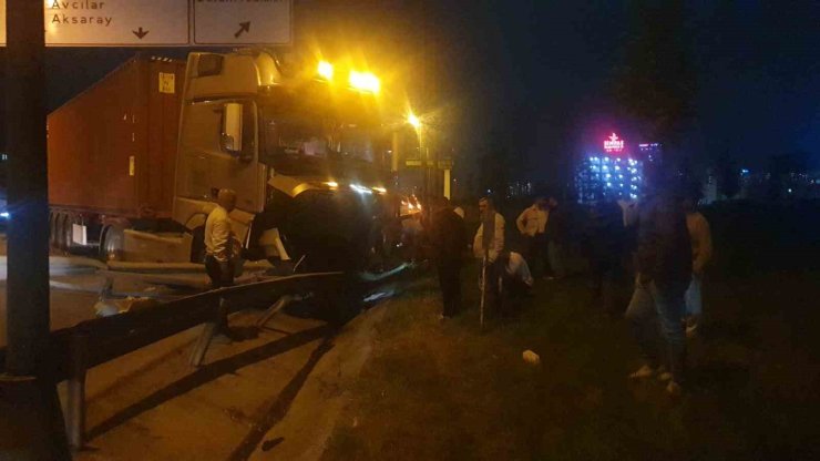 BEYLİKDÜZÜ’NDE KONTROLDEN ÇIKAN TIR ORTALIĞI BİRBİRİNE KATTI: 1 ÖLÜ, 2 YARALI