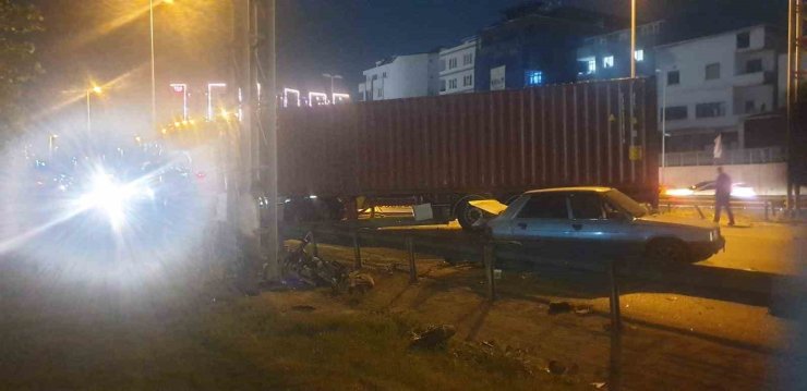BEYLİKDÜZÜ’NDE KONTROLDEN ÇIKAN TIR ORTALIĞI BİRBİRİNE KATTI: 1 ÖLÜ, 2 YARALI