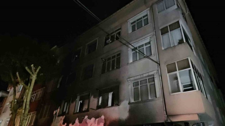 KÜÇÜKÇEKMECE’DE BEYAZ EŞYA DEPOSUNDA ÇIKAN YANGIN 3 KATLI BİNAYI KÜL ETTİ
