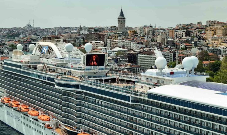 İSTANBUL BOĞAZI’NDA İKİ DEV KRUVAZİYER GEMİSİ HAVADAN GÖRÜNTÜLENDİ