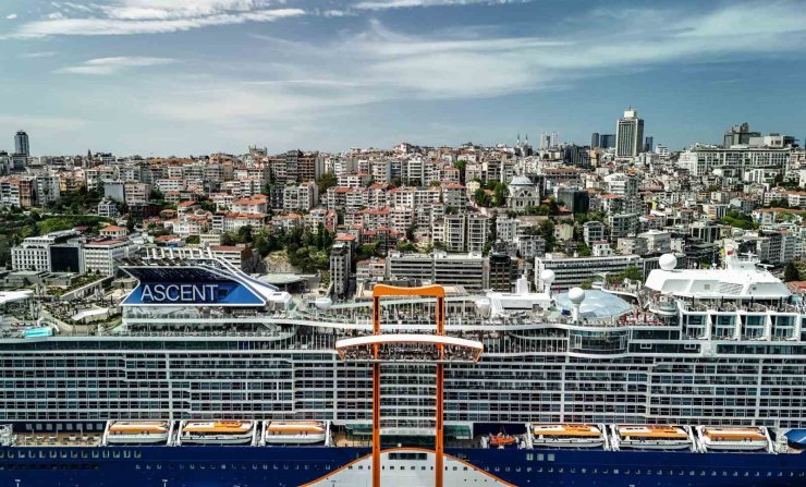İSTANBUL BOĞAZI’NDA İKİ DEV KRUVAZİYER GEMİSİ HAVADAN GÖRÜNTÜLENDİ