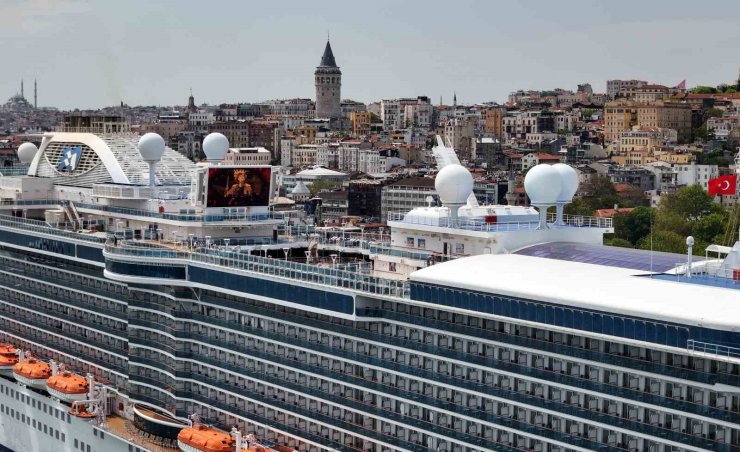 İSTANBUL BOĞAZI’NDA İKİ DEV KRUVAZİYER GEMİSİ HAVADAN GÖRÜNTÜLENDİ