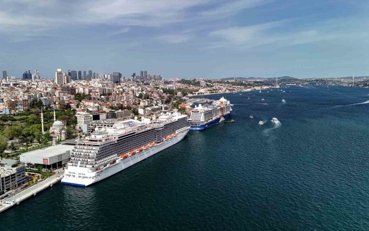 İSTANBUL BOĞAZI’NDA İKİ DEV KRUVAZİYER GEMİSİ HAVADAN GÖRÜNTÜLENDİ