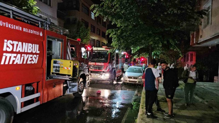 KÜÇÜKÇEKMECE’DE BEYAZ EŞYA DEPOSUNDA ÇIKAN YANGIN 3 KATLI BİNAYI KÜL ETTİ