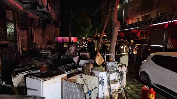 KÜÇÜKÇEKMECE’DE BEYAZ EŞYA DEPOSUNDA ÇIKAN YANGIN 3 KATLI BİNAYI KÜL ETTİ