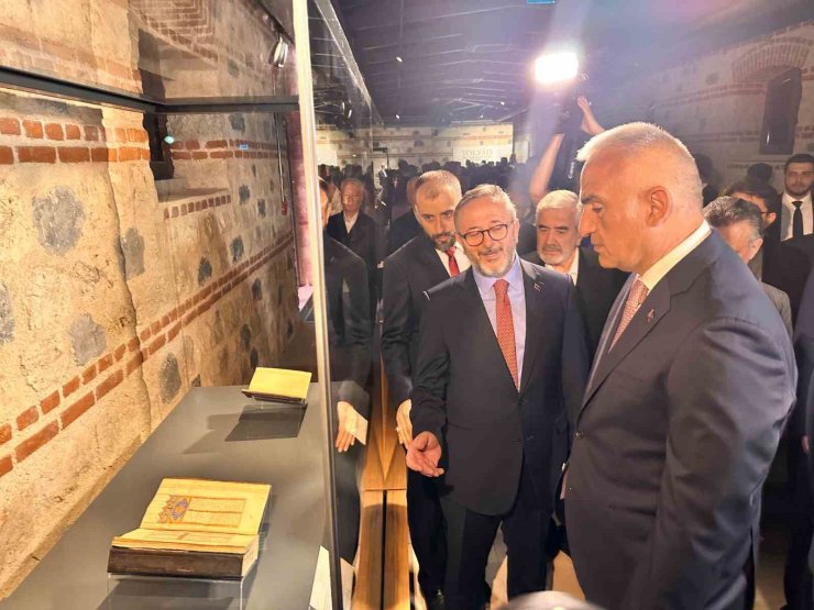 BAKAN ERSOY, ‘YOL VE YÂD: HAC YOLCULUĞUNUN YAZILI HAFIZASI’ SERGİSİNİN AÇILIŞINA KATILDI