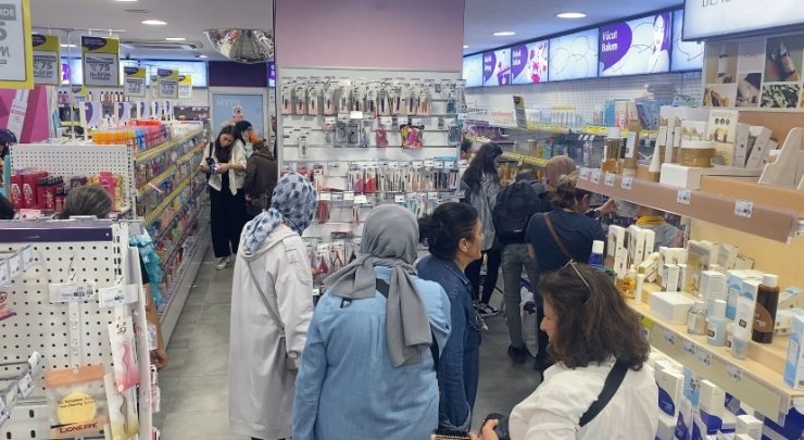 GRATİS’TEN DEV İNDİRİM KAMPANYASI: RAFLAR BOŞALDI, ÜRÜNLER TÜKENDİ