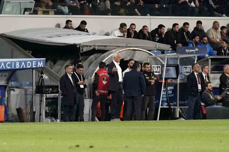 TRENDYOL SÜPER LİG: RAMS BAŞAKŞEHİR: 0 - FENERBAHÇE: 1 (İLK YARI)