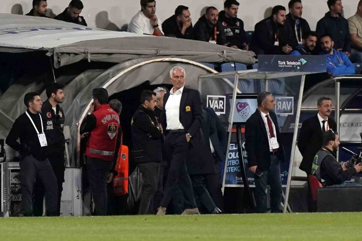 TRENDYOL SÜPER LİG: RAMS BAŞAKŞEHİR: 0 - FENERBAHÇE: 1 (İLK YARI)