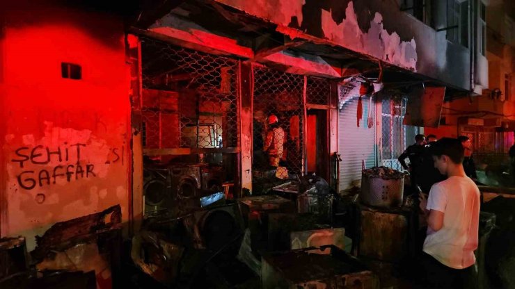 KÜÇÜKÇEKMECE’DE BEYAZ EŞYA DEPOSUNDA ÇIKAN YANGIN 3 KATLI BİNAYI KÜL ETTİ