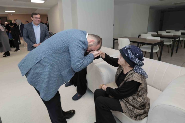 DARÜLACEZE’DE ANNELER GÜNÜ SÜRPRİZİ: DUYGU DOLU ANLAR YAŞANDI