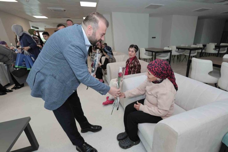 DARÜLACEZE’DE ANNELER GÜNÜ SÜRPRİZİ: DUYGU DOLU ANLAR YAŞANDI