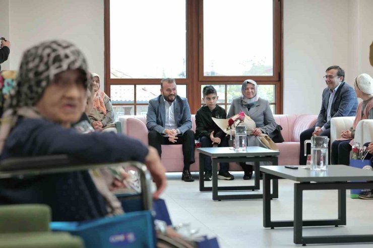 DARÜLACEZE’DE ANNELER GÜNÜ SÜRPRİZİ: DUYGU DOLU ANLAR YAŞANDI