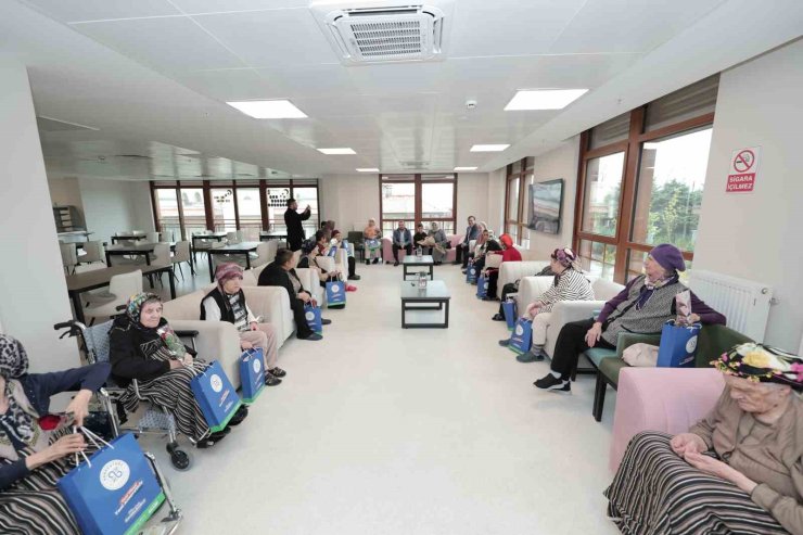 DARÜLACEZE’DE ANNELER GÜNÜ SÜRPRİZİ: DUYGU DOLU ANLAR YAŞANDI