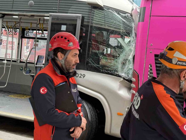 BEYLİKDÜZÜ’NDE METROBÜS KAZASI: 1 KİŞİ HAYATINI KAYBETTİ, 20 KİŞİ YARALANDI