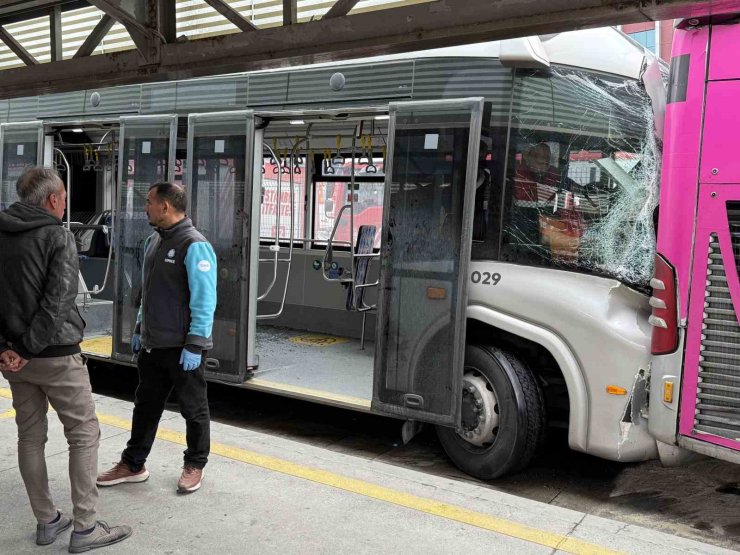 BEYLİKDÜZÜ’NDE METROBÜS KAZASI: 1 KİŞİ HAYATINI KAYBETTİ, 20 KİŞİ YARALANDI