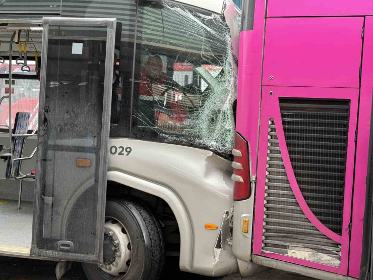 BEYLİKDÜZÜ’NDE METROBÜS KAZASI: 1 KİŞİ HAYATINI KAYBETTİ, 20 KİŞİ YARALANDI