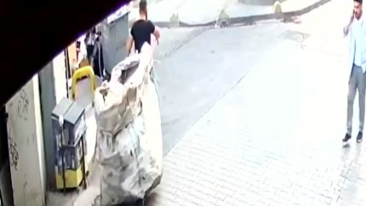FATİH’TE KUYUMCU ÇALIŞANI PIRLANTA DOLU POŞETİ ÇÖPE ATTI, KAĞIT TOPLAYICISI BULUP ALDI