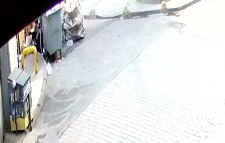FATİH’TE KUYUMCU ÇALIŞANI PIRLANTA DOLU POŞETİ ÇÖPE ATTI, KAĞIT TOPLAYICISI BULUP ALDI