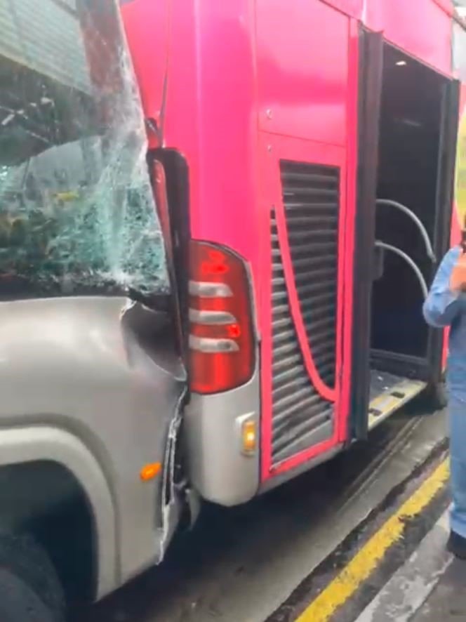 BEYLİKDÜZÜ’NDE METROBÜS KAZASI: 2’Sİ AĞIR 14 YARALI