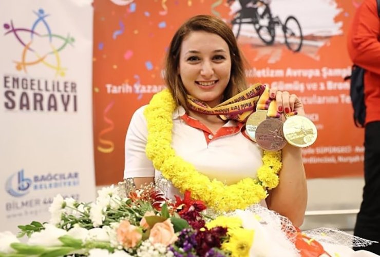 BAĞCILAR’DA TEKERLEKLİ SANDALYE YARIŞÇISI, HEM ANNE HEM DE ŞAMPİYON OLDUU