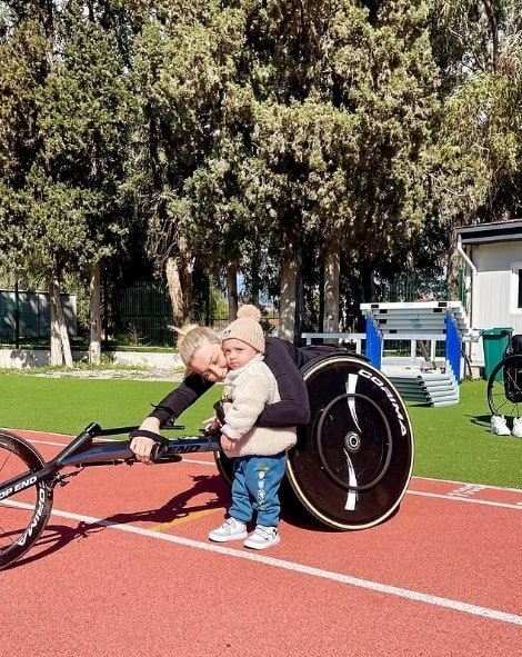 BAĞCILAR’DA TEKERLEKLİ SANDALYE YARIŞÇISI, HEM ANNE HEM DE ŞAMPİYON OLDUU