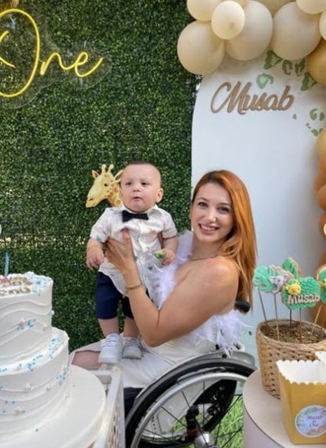 BAĞCILAR’DA TEKERLEKLİ SANDALYE YARIŞÇISI, HEM ANNE HEM DE ŞAMPİYON OLDUU