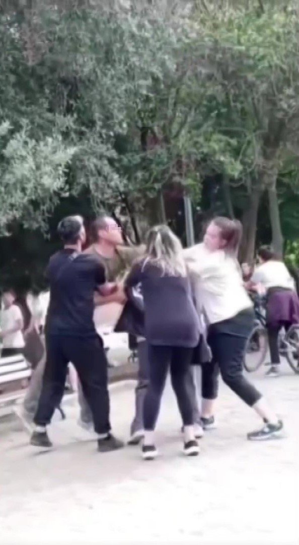 ÇOCUK PARKINDA KADINA TEKME VE YUMRUKLARLA SALDIRDI