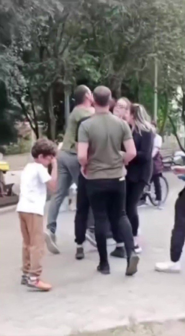 ÇOCUK PARKINDA KADINA TEKME VE YUMRUKLARLA SALDIRDI