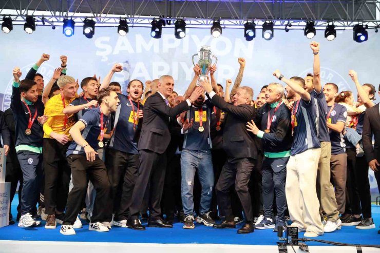 TRENDYOL 1. LİG’E YÜKSELEN SARIYER, KUPASINI ALDI
