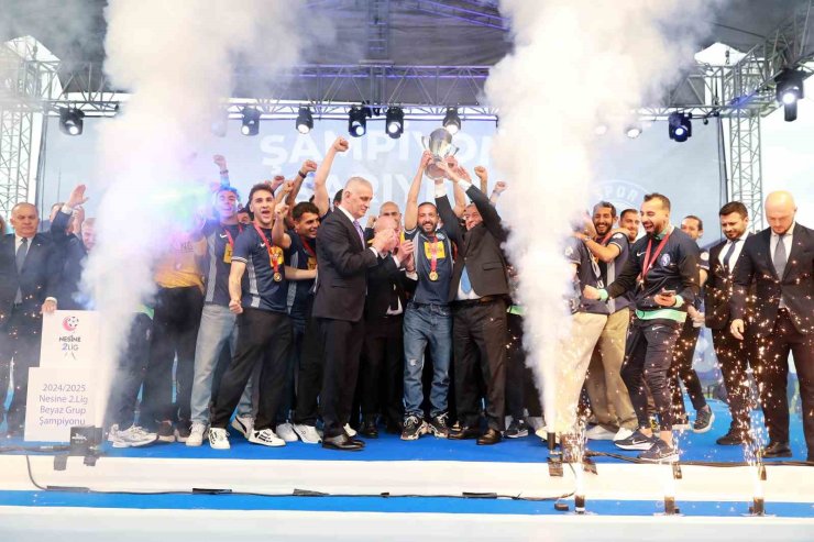 TRENDYOL 1. LİG’E YÜKSELEN SARIYER, KUPASINI ALDI