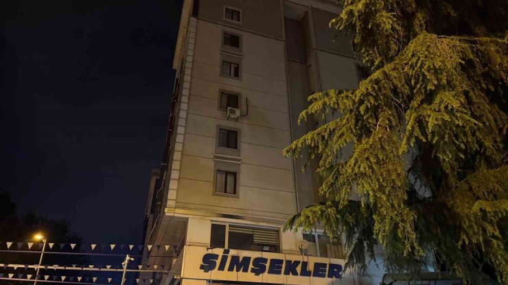 ATAŞEHİR’DE 5. KATTAN DÜŞEN GENÇ AĞIR YARALANDI