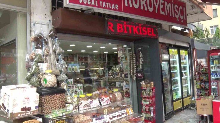 KADIKÖY’DE KURUYEMİŞÇİDEN DONDURMA HIRSIZLIĞI KAMERADA