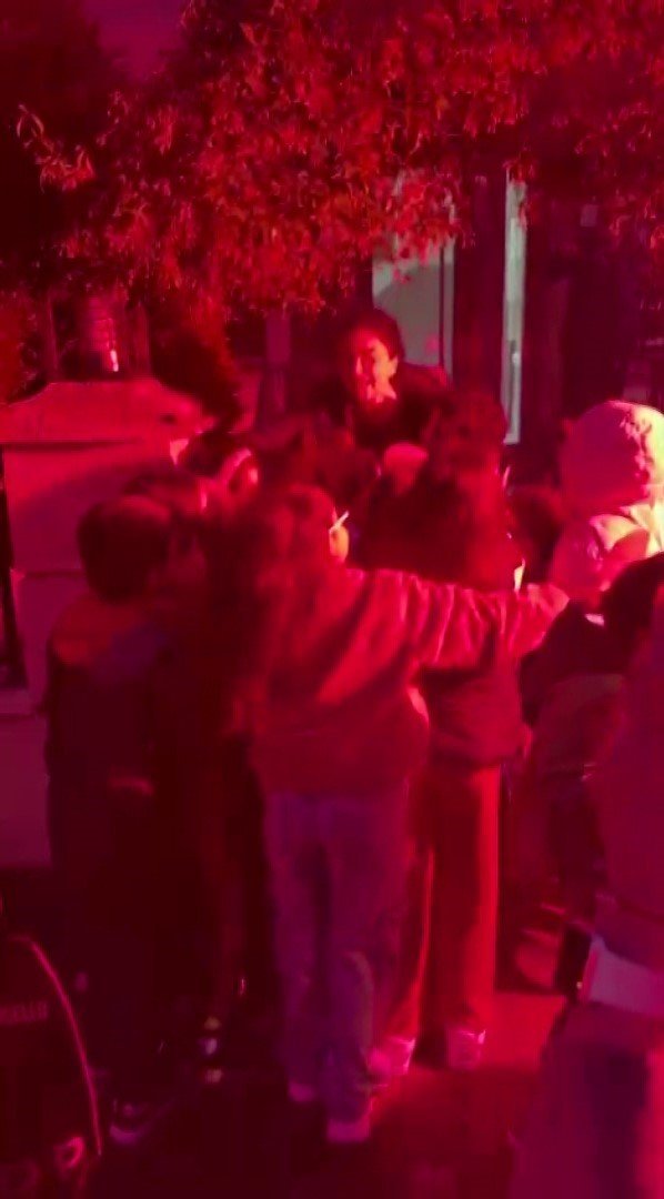 MİNİK ÖĞRENCİLERDEN ÖĞRETMENLERİNE MEŞALELER EŞLİĞİNDE ‘ANNELER GÜNÜ’ KUTLAMASI