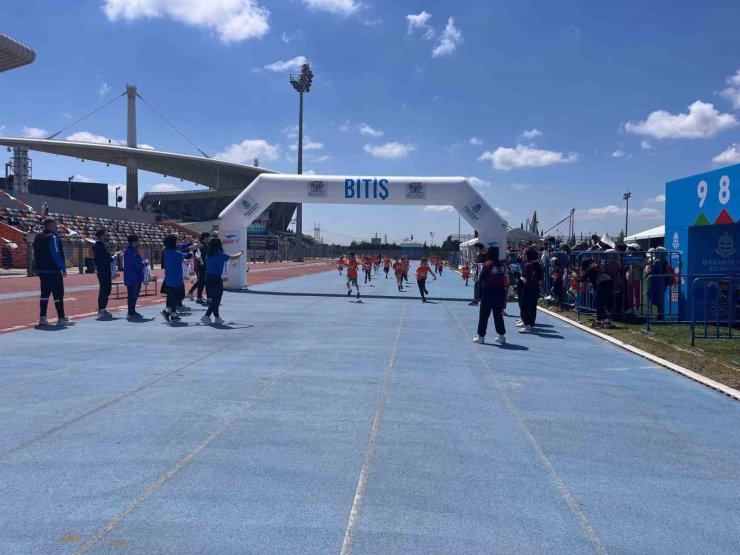 BAŞAKŞEHİR’DE ÇOCUK MARATONUNU RENKLİ GÖRÜNTÜLERE SAHNE OLDU