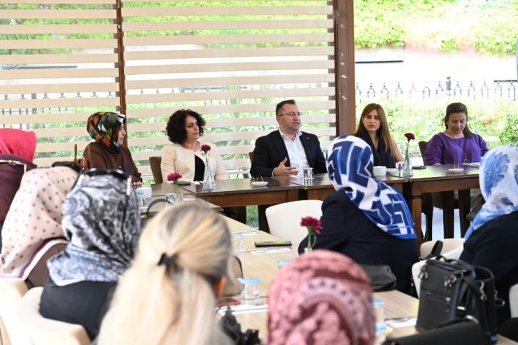 GAZİOSMANPAŞA’DA ANNELER GÜNÜ KUTLAMALARI RENKLİ GÖRÜNTÜLERE SAHNE OLDU