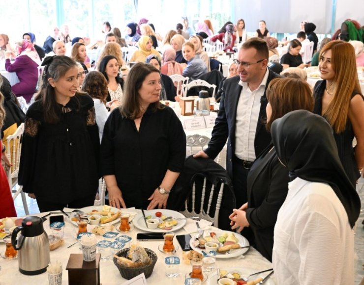GAZİOSMANPAŞA’DA ANNELER GÜNÜ KUTLAMALARI RENKLİ GÖRÜNTÜLERE SAHNE OLDU