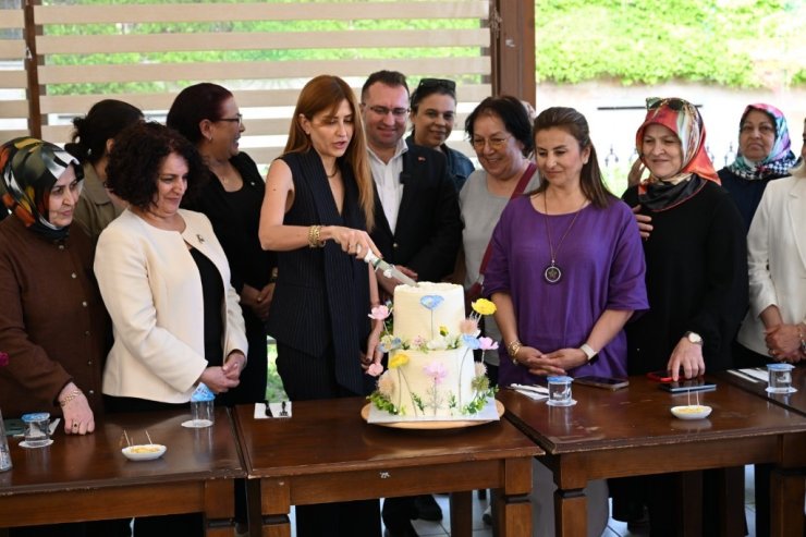 GAZİOSMANPAŞA’DA ANNELER GÜNÜ KUTLAMALARI RENKLİ GÖRÜNTÜLERE SAHNE OLDU