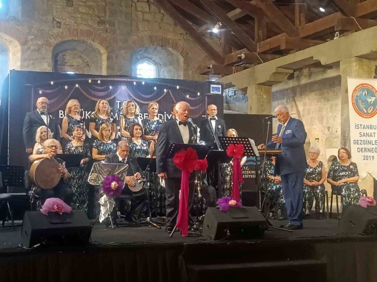 BÜYÜKÇEKMECE’DE ANNELER GÜNÜ COŞKUYLA KUTLANDI