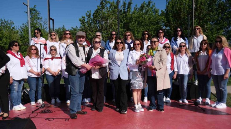 BÜYÜKÇEKMECE’DE ANNELER GÜNÜ COŞKUYLA KUTLANDI