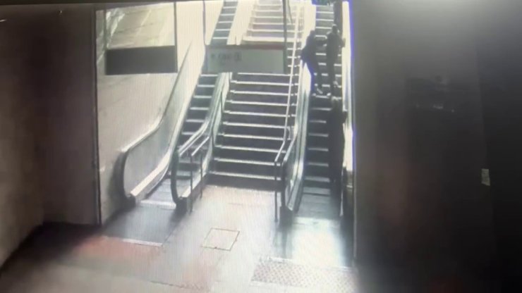 MALTEPE METRO İSTASYONUNDA REKLAM PANOSU KADININ ÜZERİNE BÖYLE DÜŞTÜ