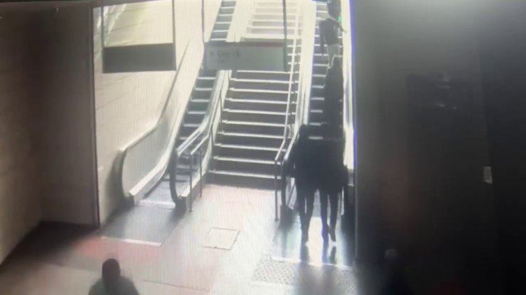 MALTEPE METRO İSTASYONUNDA REKLAM PANOSU KADININ ÜZERİNE BÖYLE DÜŞTÜ