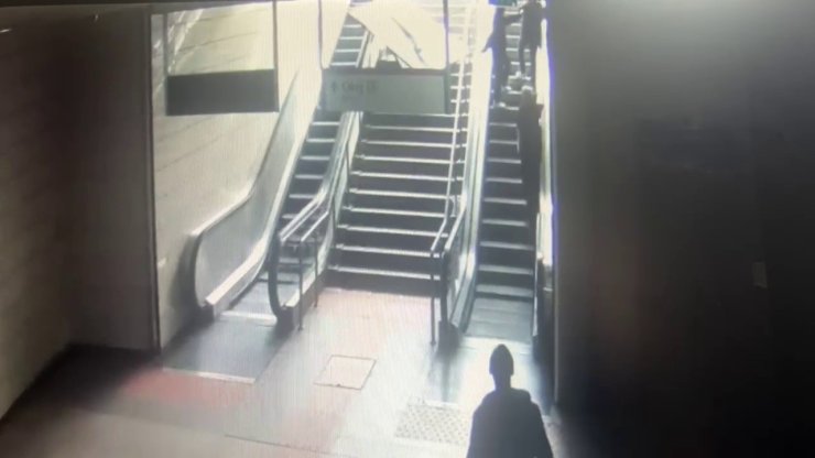 MALTEPE METRO İSTASYONUNDA REKLAM PANOSU KADININ ÜZERİNE BÖYLE DÜŞTÜ