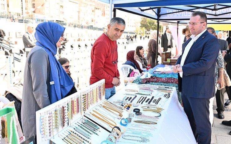 GAZİOSMANPAŞA’DA ÖZEL ÖĞRENCİLERİN EL EMEĞİ ÜRÜNLERİ PANAYIRDA SERGİLENDİ