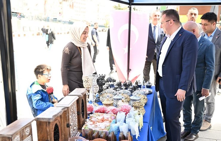 GAZİOSMANPAŞA’DA ÖZEL ÖĞRENCİLERİN EL EMEĞİ ÜRÜNLERİ PANAYIRDA SERGİLENDİ