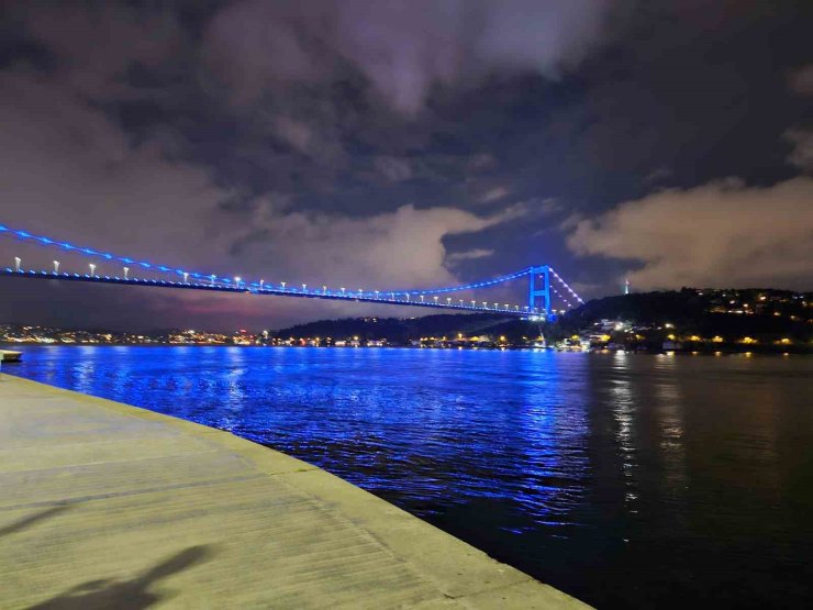 FATİH SULTAN MEHMET KÖPRÜSÜ, ENGELLİLER HAFTASI SEBEBİYLE IŞIKLANDIRILDI