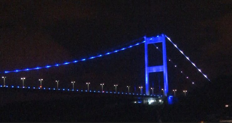 FATİH SULTAN MEHMET KÖPRÜSÜ, ENGELLİLER HAFTASI SEBEBİYLE IŞIKLANDIRILDI