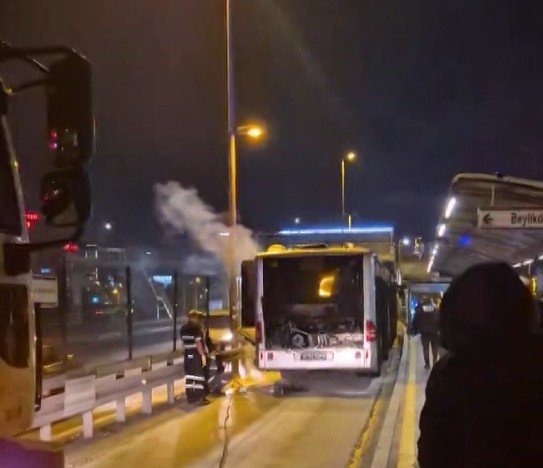 KAĞITHANE’DE METROBÜSÜN MOTOR BÖLÜMÜ YANDI, SEFERLER KISA SÜRE DURDURULDU