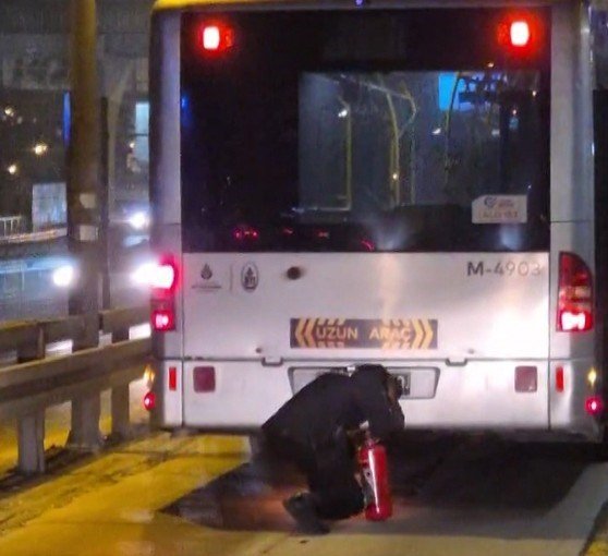 KAĞITHANE’DE METROBÜSÜN MOTOR BÖLÜMÜ YANDI, SEFERLER KISA SÜRE DURDURULDU